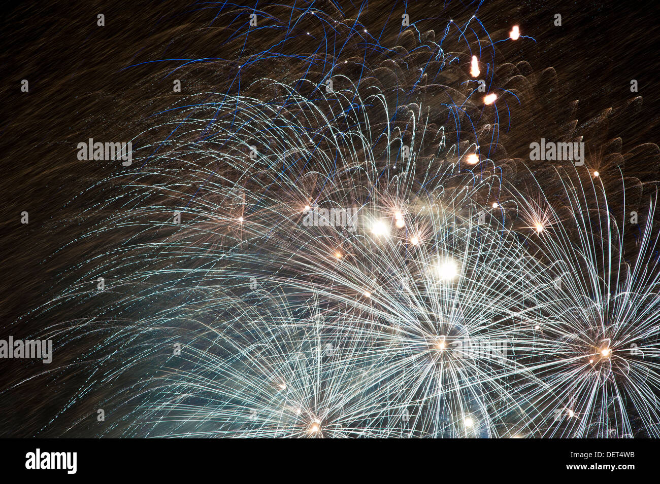 Image d'artifices, pris sur un soir de grand vent, de sorte que les étincelles dérivé après l'explosion initiale Banque D'Images