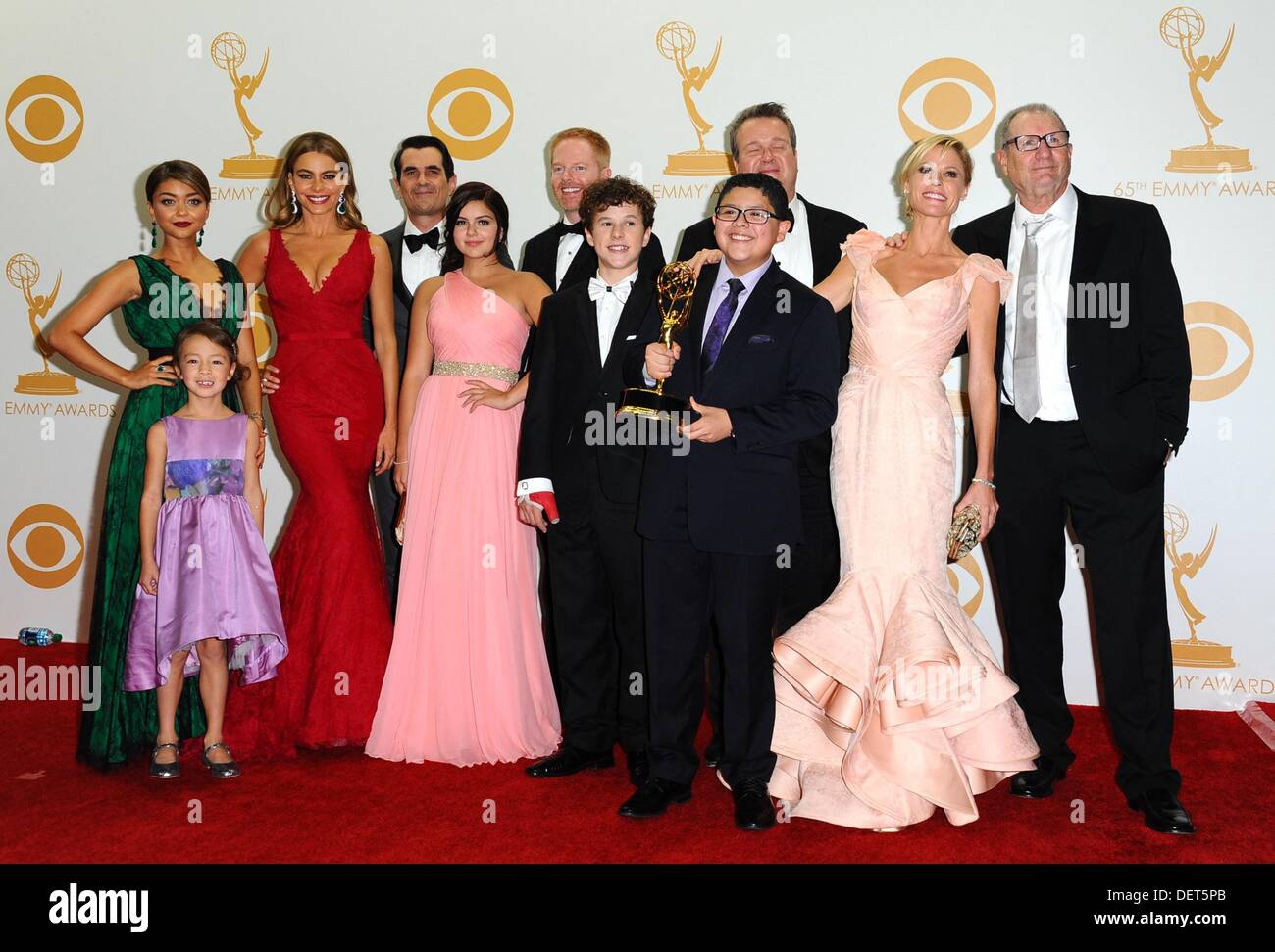 Los Angeles, CA. 22 août, 2013. Sarah Hyland, Aubrey Anderson-Emmons, Sofia Vergara, Ty Burrell, Jesse Tyler Ferguson, Ariel Winter, Eric Stonestreet, Nolan Gould, Rico Rodriguez, Julie Bowen et Ed O'Neill dans la salle de presse pour la 65e Primetime Emmy Awards - SALLE DE PRESSE, Nokia Theatre L.A. Vivre, Los Angeles, CA Septembre 22, 2013. Credit : Dee Cercone/Everett Collection/Alamy Live News Banque D'Images