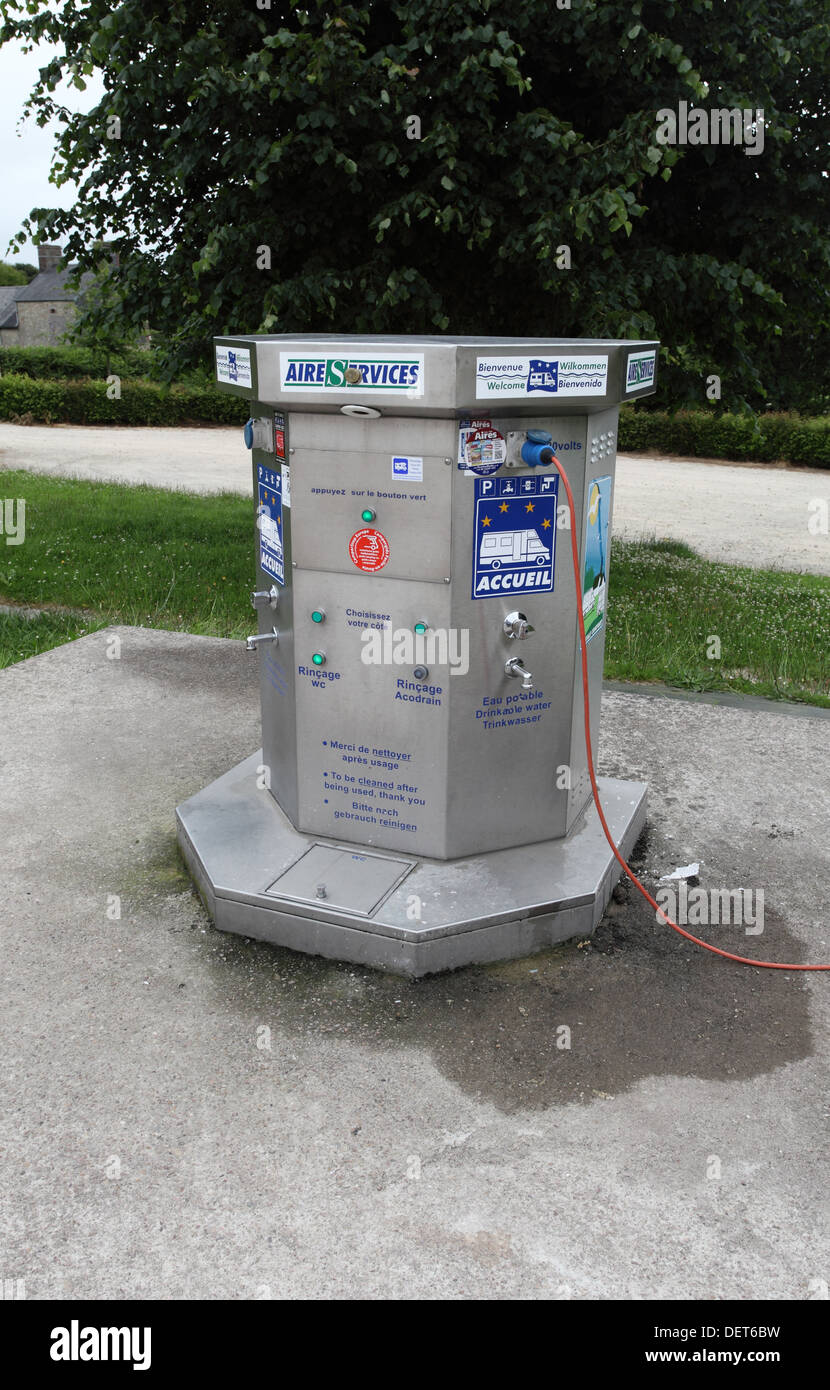 Aire français du jour au lendemain une aire de stationnement pour camping-car en France. Aire le point de service. Banque D'Images