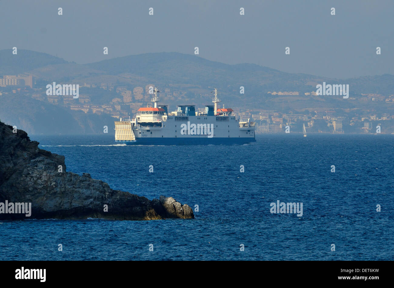 La navigation à partir de l'île d'Elbe Ferry pour Piombino Italie dans les eaux côtières Banque D'Images