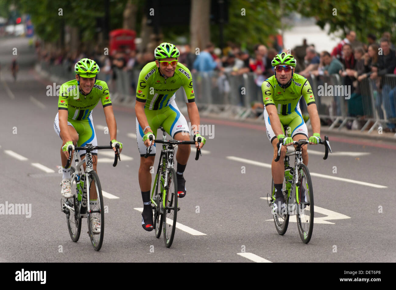 Les coureurs de l'équipe Cannondale se réchauffer sur le quai avant l'étape 8 du Tour de Grande-Bretagne Banque D'Images