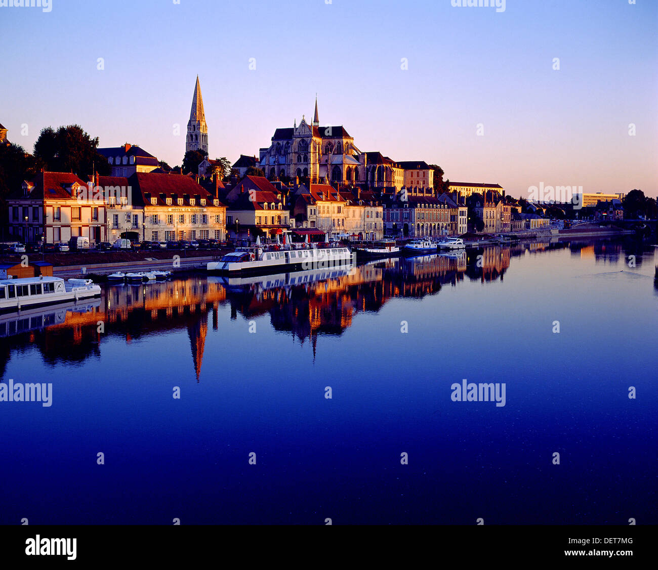 Auxerre à l’aube Banque D'Images