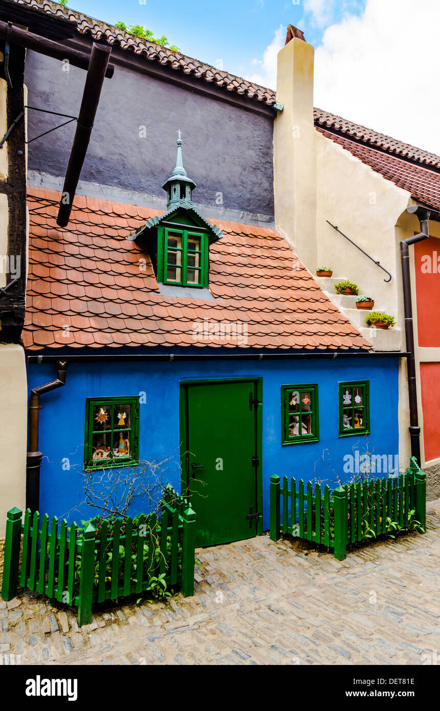 Ruelle d'or (Zlata Ulicka en tchèque), la rue pleine de petites maisons construites en style rococo à la fin du 16ème siècle. Banque D'Images