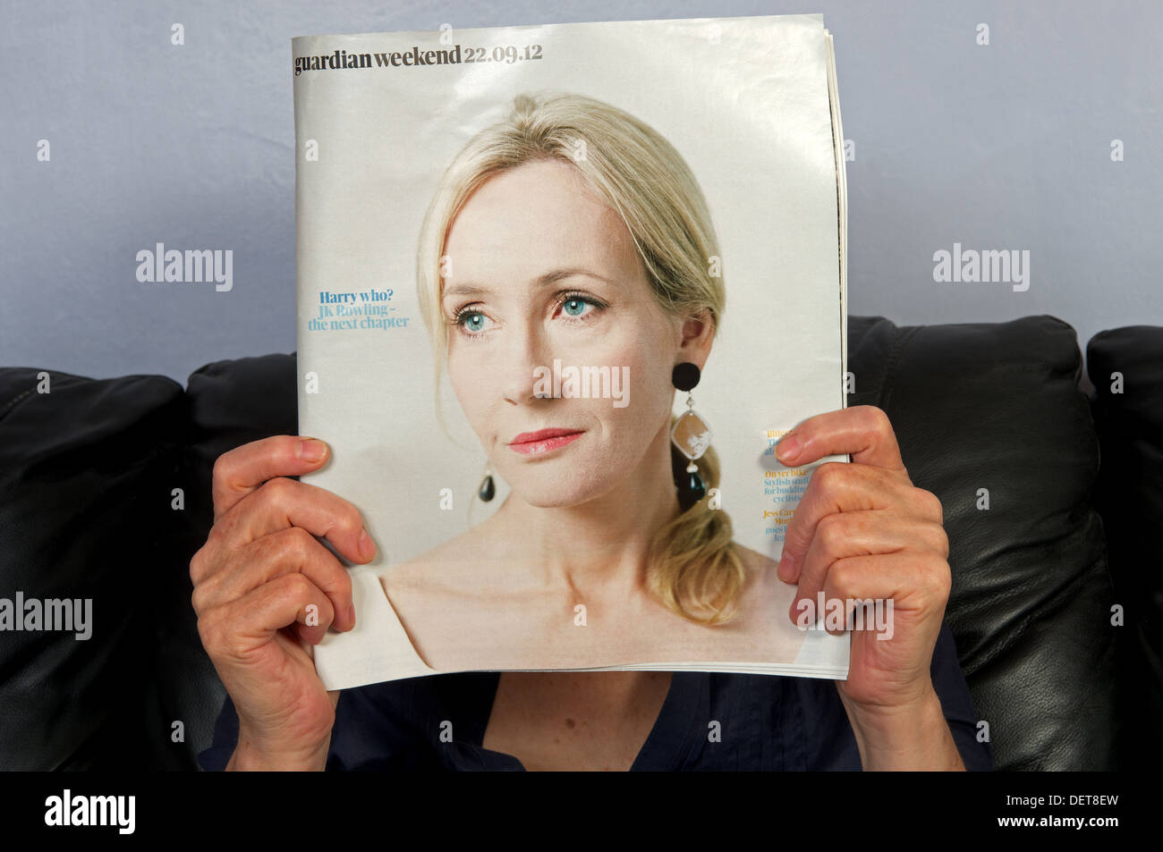 Femme lisant un exemplaire du Guardian Weekend magazine couleur Banque D'Images