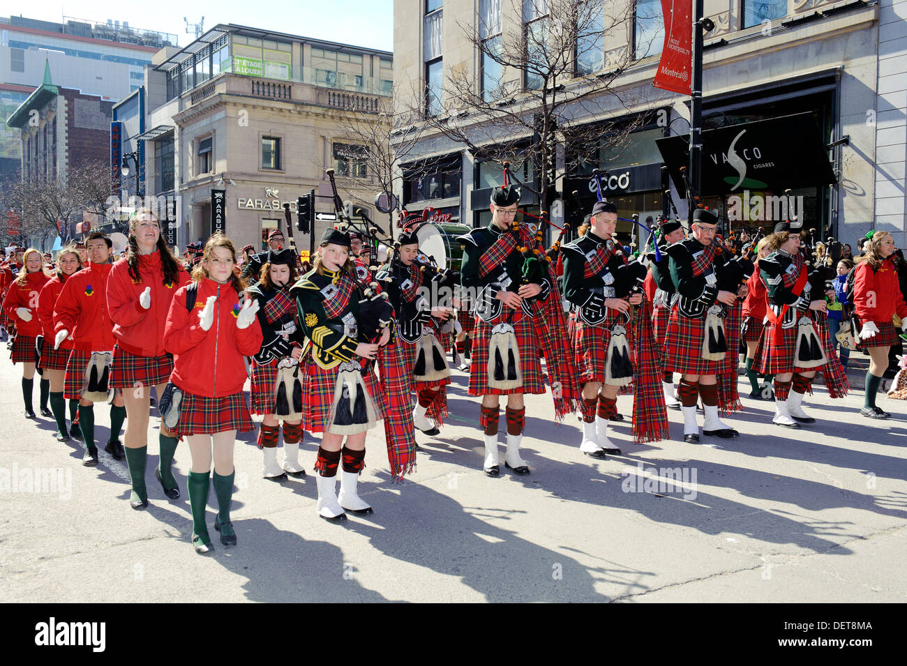 Danseurs écossais et marching band écossais défilent sur la rue Sainte-Catherine à Montréal pendant la parade de la St Patrick. Banque D'Images