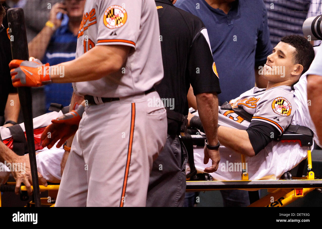 23 septembre 2013 - Saint-Pétersbourg, Floride, États-Unis - Orioles de troisième but MANNY MACHADO est transporté hors du terrain avec une blessure au genou gauche suite à l'utilisation par le premier sac de base dans la septième manche maladroitement les Rays de Tampa Bay au cours de match contre les Orioles de Baltimore au Tropicana Field. (Crédit Image : © James/Borchuck ZUMAPRESS.com) Tampa Bay Times/ Banque D'Images