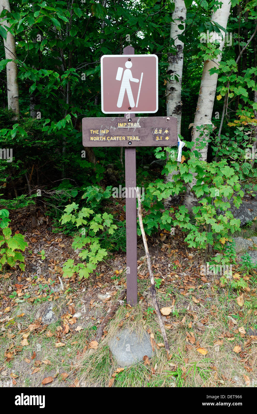 Panneau en bois pour le sentier de randonnée de l'Imp, New Hampshire, USA. Randonnées stick s'appuyant sur le post. Banque D'Images