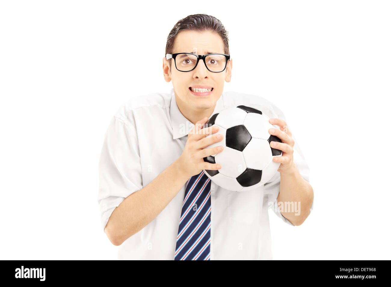 Ventilateur à l'aide d'un mâle et d'une chemise d'un ballon de football et en attente d'une note Banque D'Images