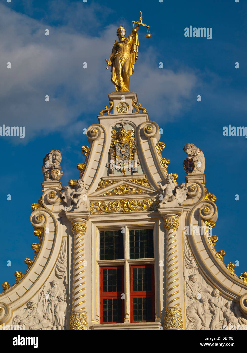 Franc de Bruges haut de façade avec statue en or de la Justice Banque D'Images