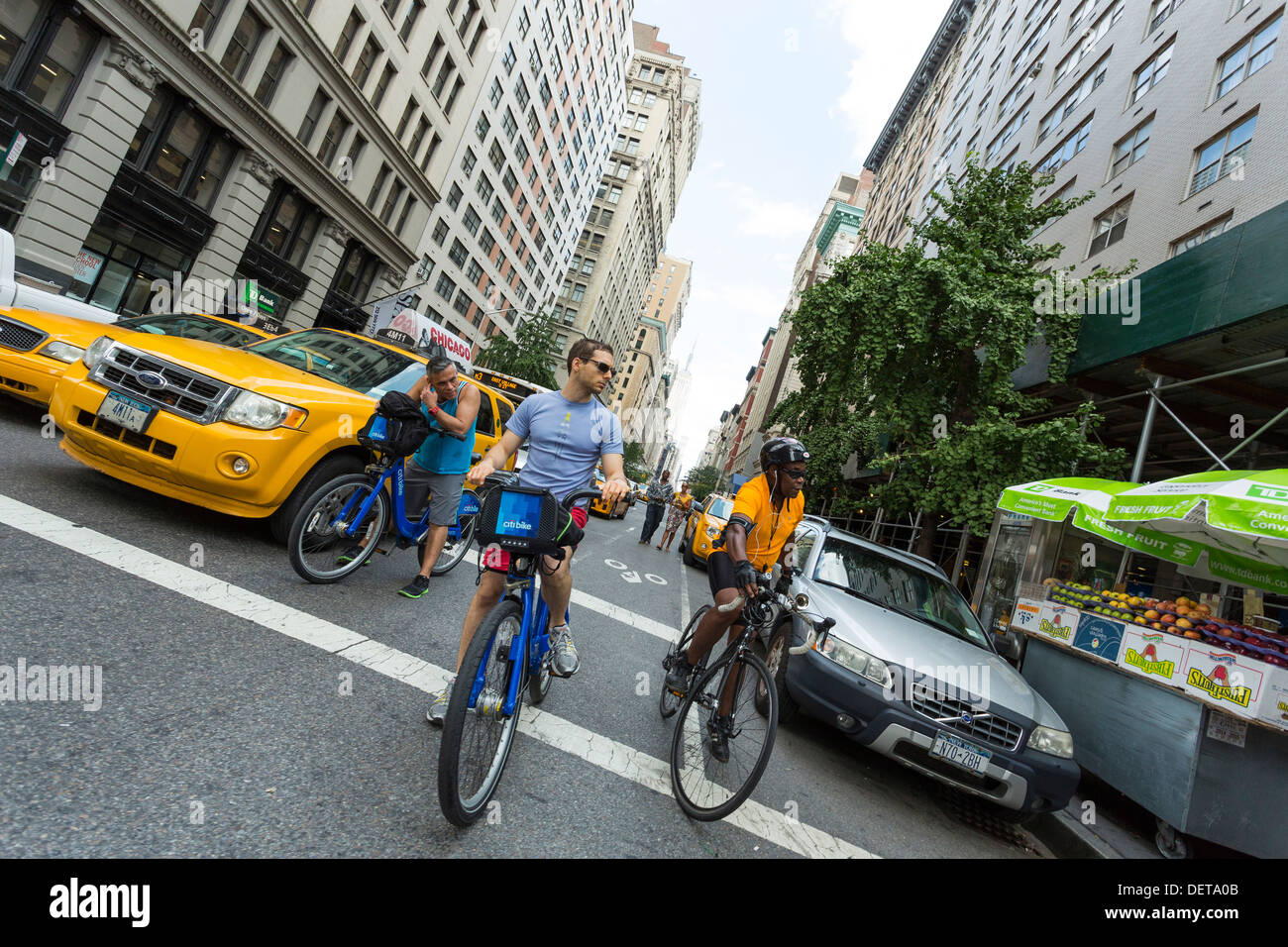 Les jeunes hommes à cheval sur la rue Vélos Citi de New York City Banque D'Images