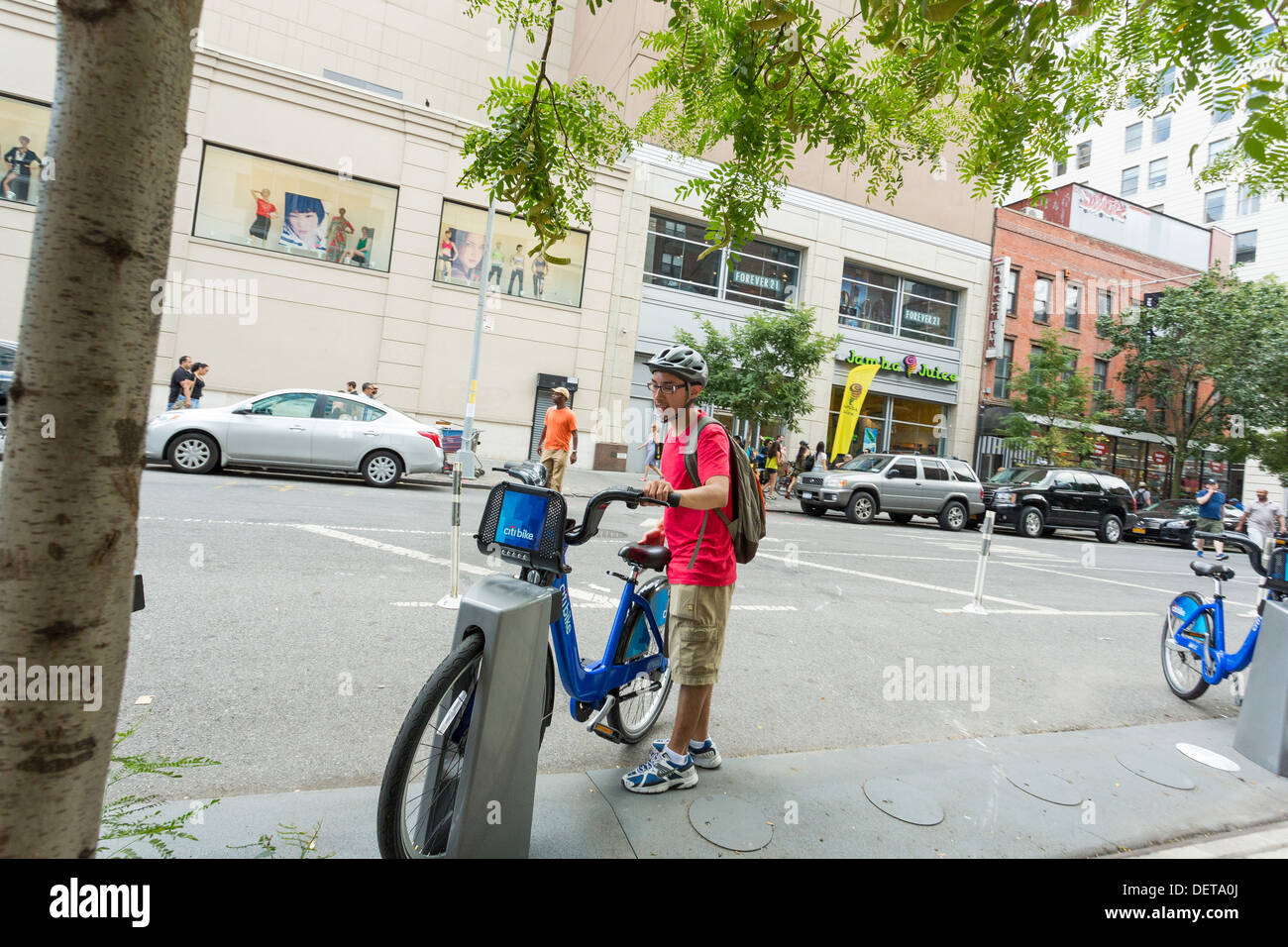 Jeune homme louer un vélo Citi, système de partage de vélos publics à New York City Banque D'Images