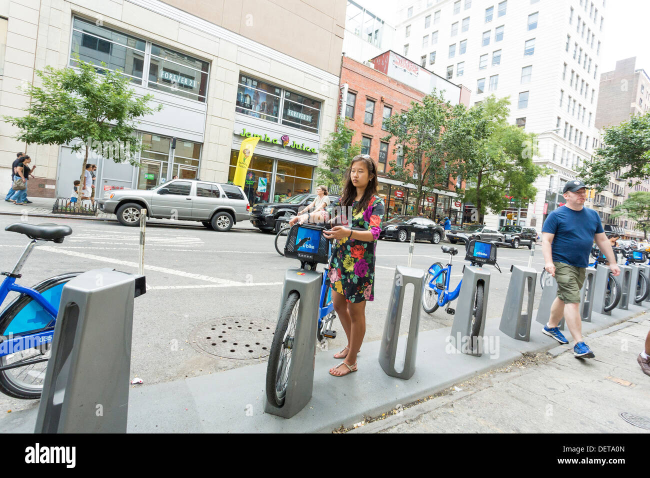 Jeune femme de louer un vélo Citi, système de partage de vélos publics à New York City Banque D'Images