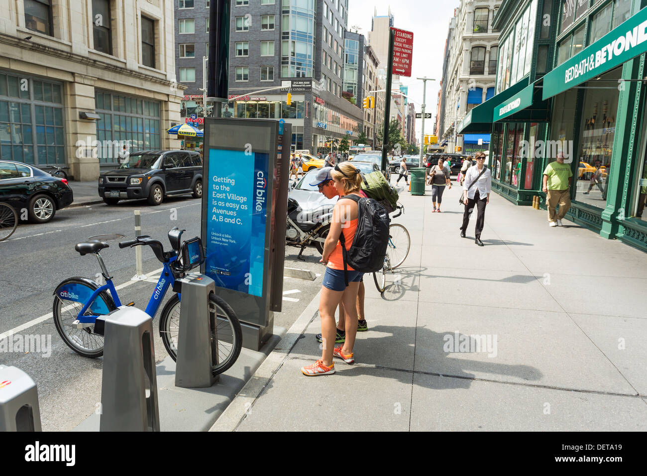 Jeune couple payant pour vélos Citi au kiosque, système de partage de vélos publics à New York City Banque D'Images