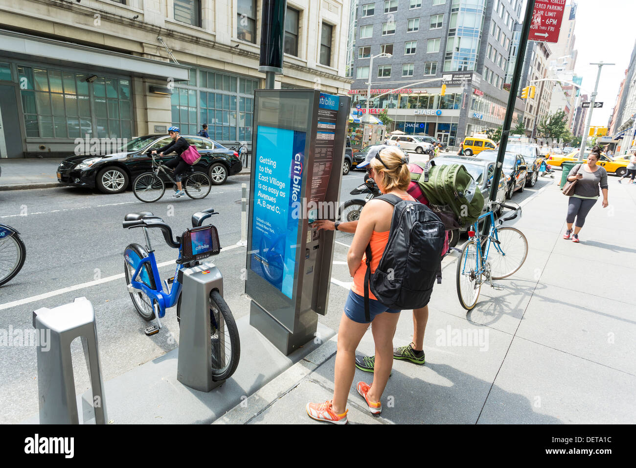 Jeune couple payant pour vélos Citi au kiosque, système de partage de vélos publics à New York City Banque D'Images