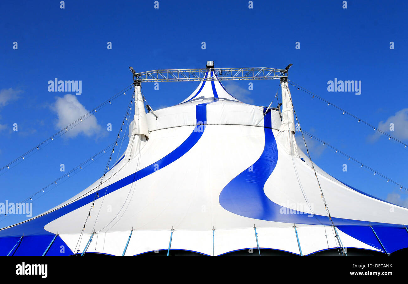 De l'extérieur tente de cirque avec monde drapeaux, fond de ciel bleu. Banque D'Images
