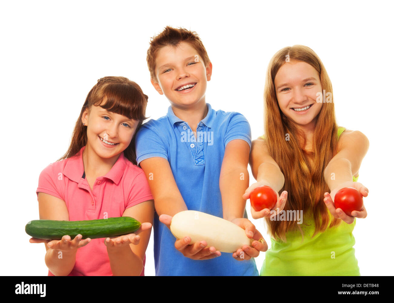 Groupe d'enfants tenant des légumes frais l'article isolated on white Banque D'Images