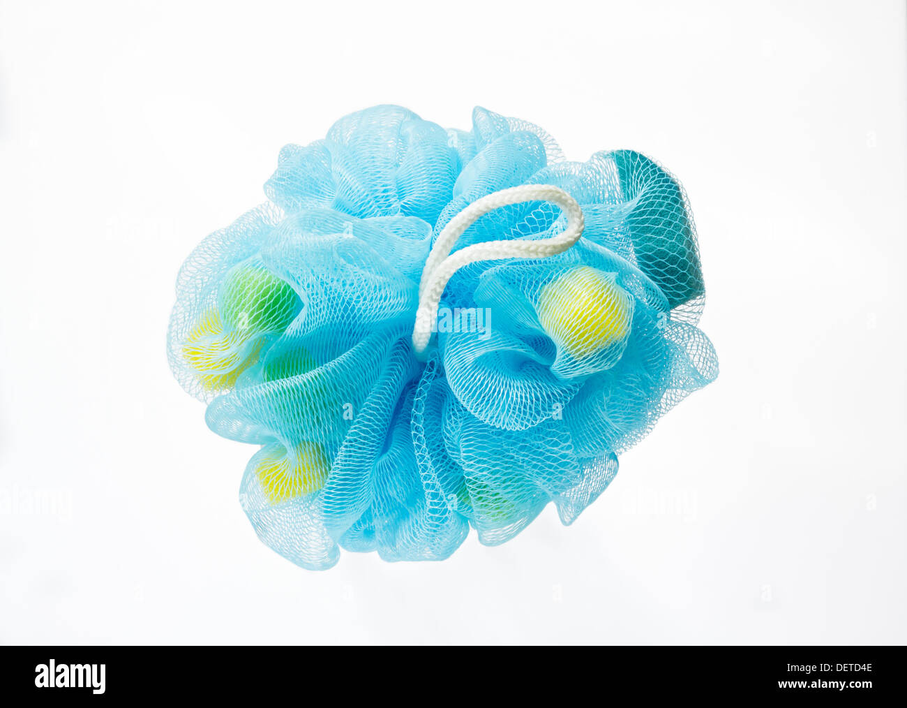 Baignoire bleu doux ou une éponge de bouffée isolé sur fond blanc Banque D'Images