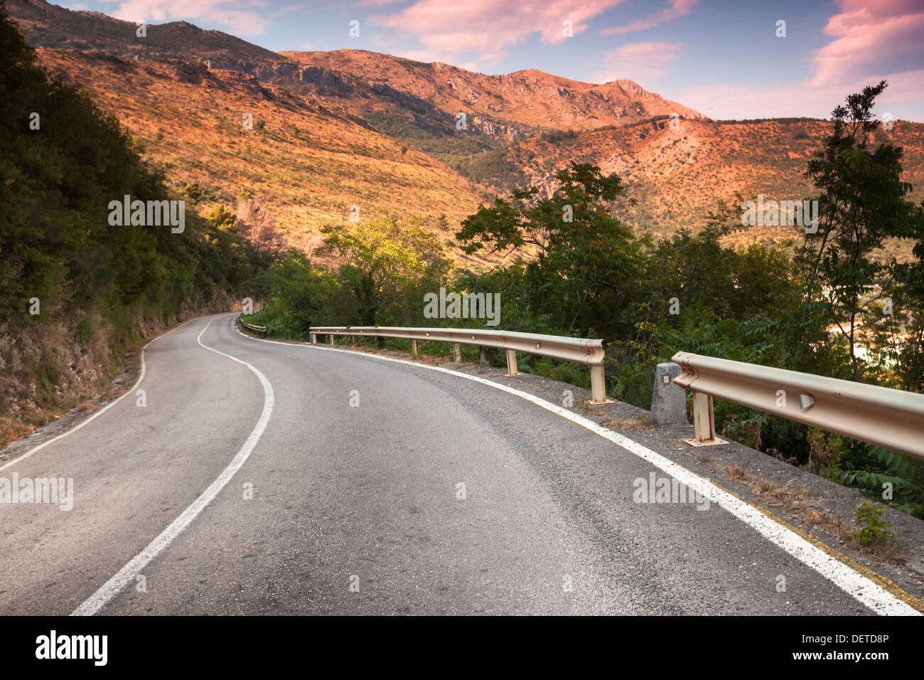 Panneaux route de montagne dans les premières heures de la lumière du soleil Banque D'Images