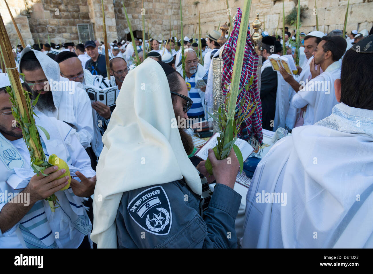 Policier juifs israéliens en priant avec un Loulav pendant la fête juive de Souccot. Mur ouest. Vieille ville de Jérusalem. Israël. Banque D'Images
