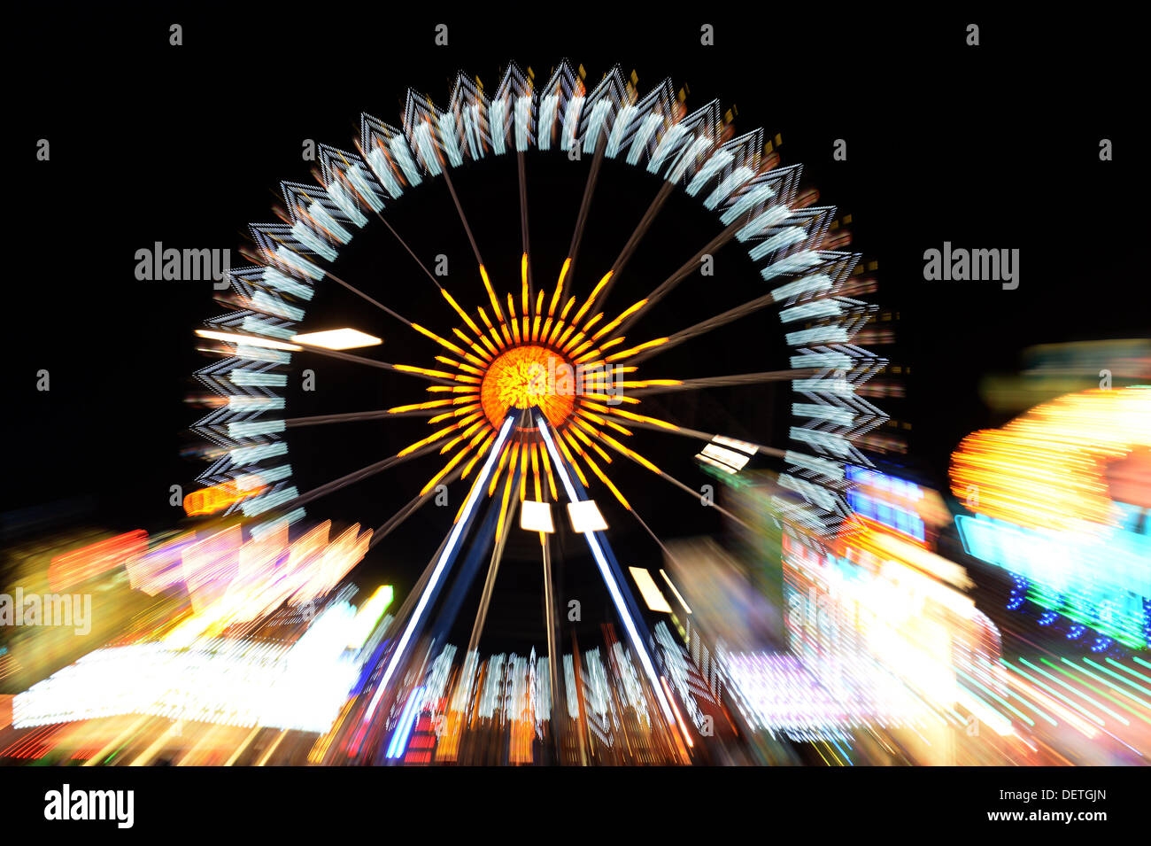 Vue de la grande roue de nuit à l'Oktoberfest de Munich, Allemagne, 23 septembre 2013. (ZOOM). Le plus grand festival de musique folklorique se poursuivra jusqu'au 06 octobre 2013. Photo : Felix Hoerhager Banque D'Images