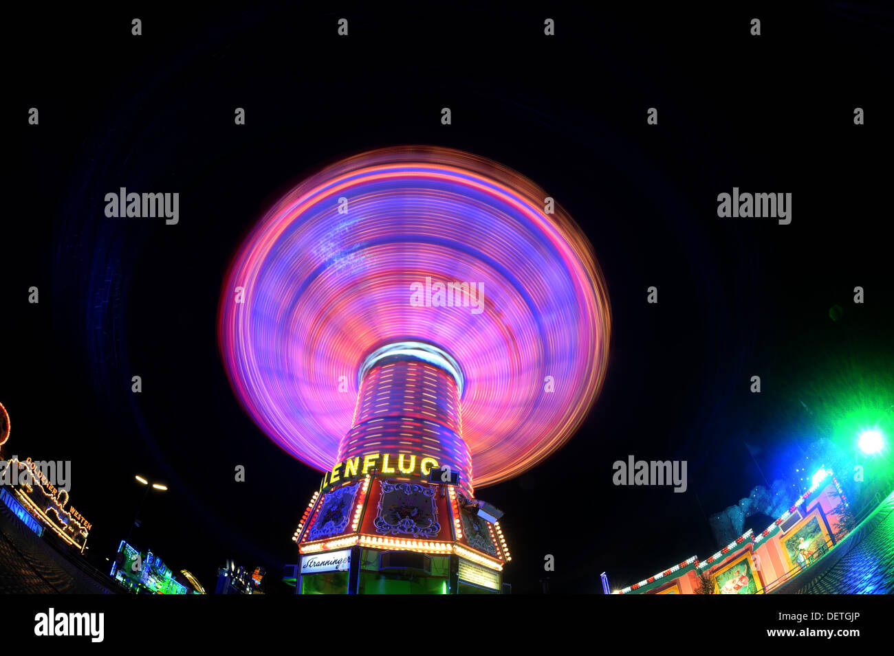 Vue d'un swing ride de nuit à l'Oktoberfest de Munich, Allemagne, 23 septembre 2013. (Temps d'exposition). Le plus grand festival de musique folklorique se poursuivra jusqu'au 06 octobre 2013. Photo : Felix Hoerhager Banque D'Images