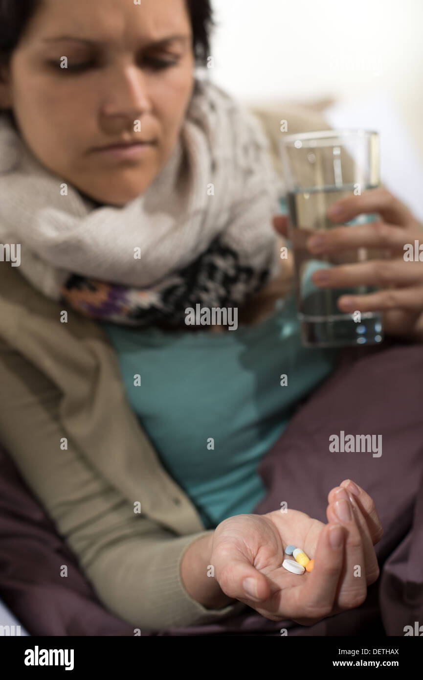 Femme malade prendre des pilules pour la grippe Banque D'Images