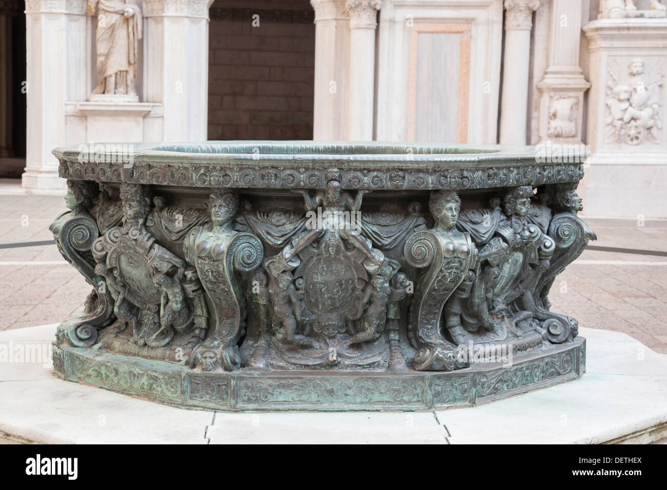 L'un des deux puits du palais des Doges (Venise - Italie). Un des deux puits du Palais des Doges, à Venise (Italie). Banque D'Images
