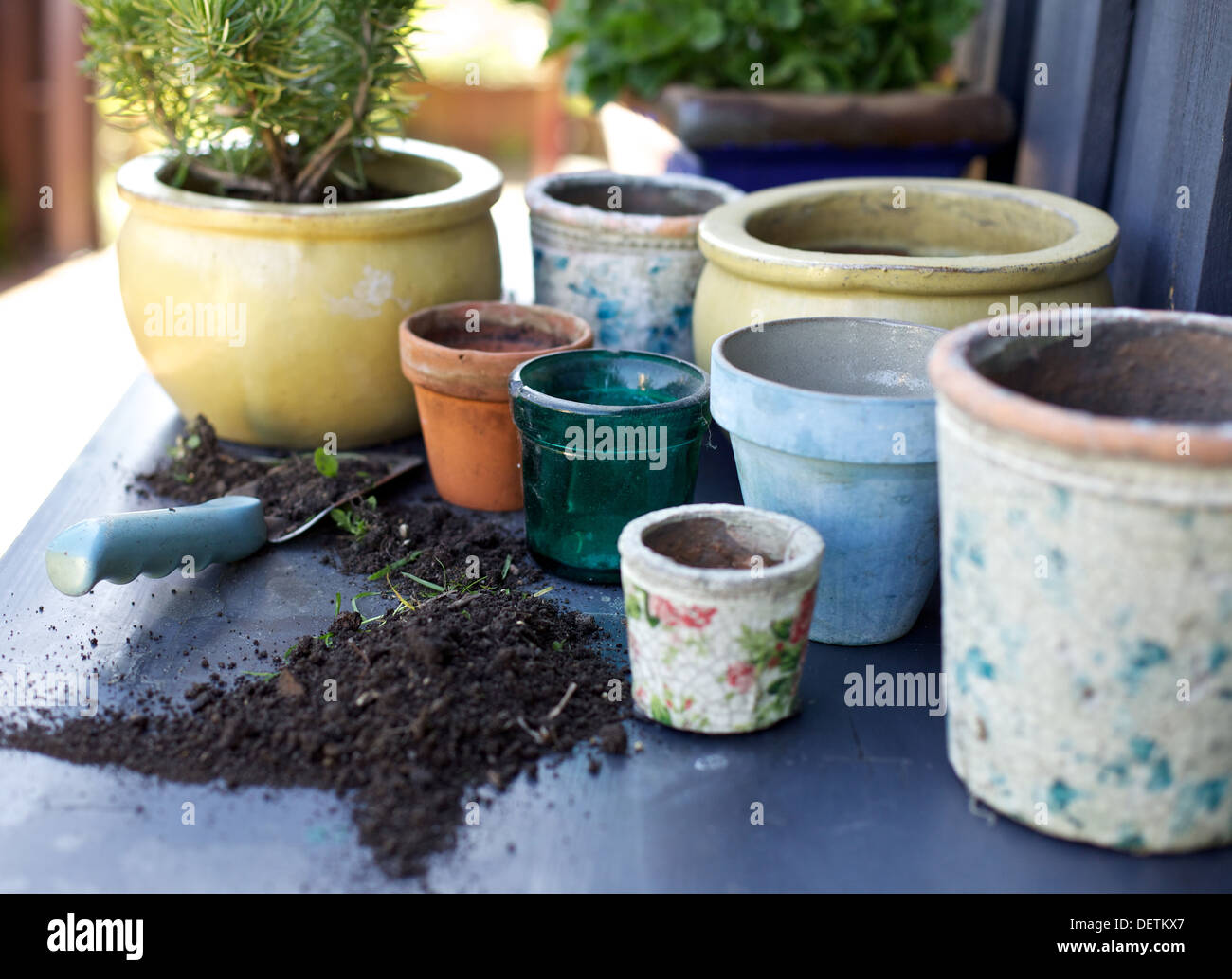 Beaucoup de pots en terre cuite sur le comptoir avec le sol et truelle Banque D'Images