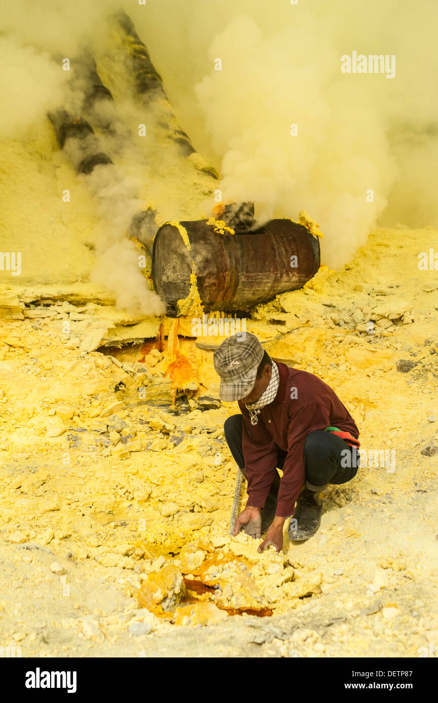 Travail acharné sur Kawah Ijen sur l'île de Java Banque D'Images