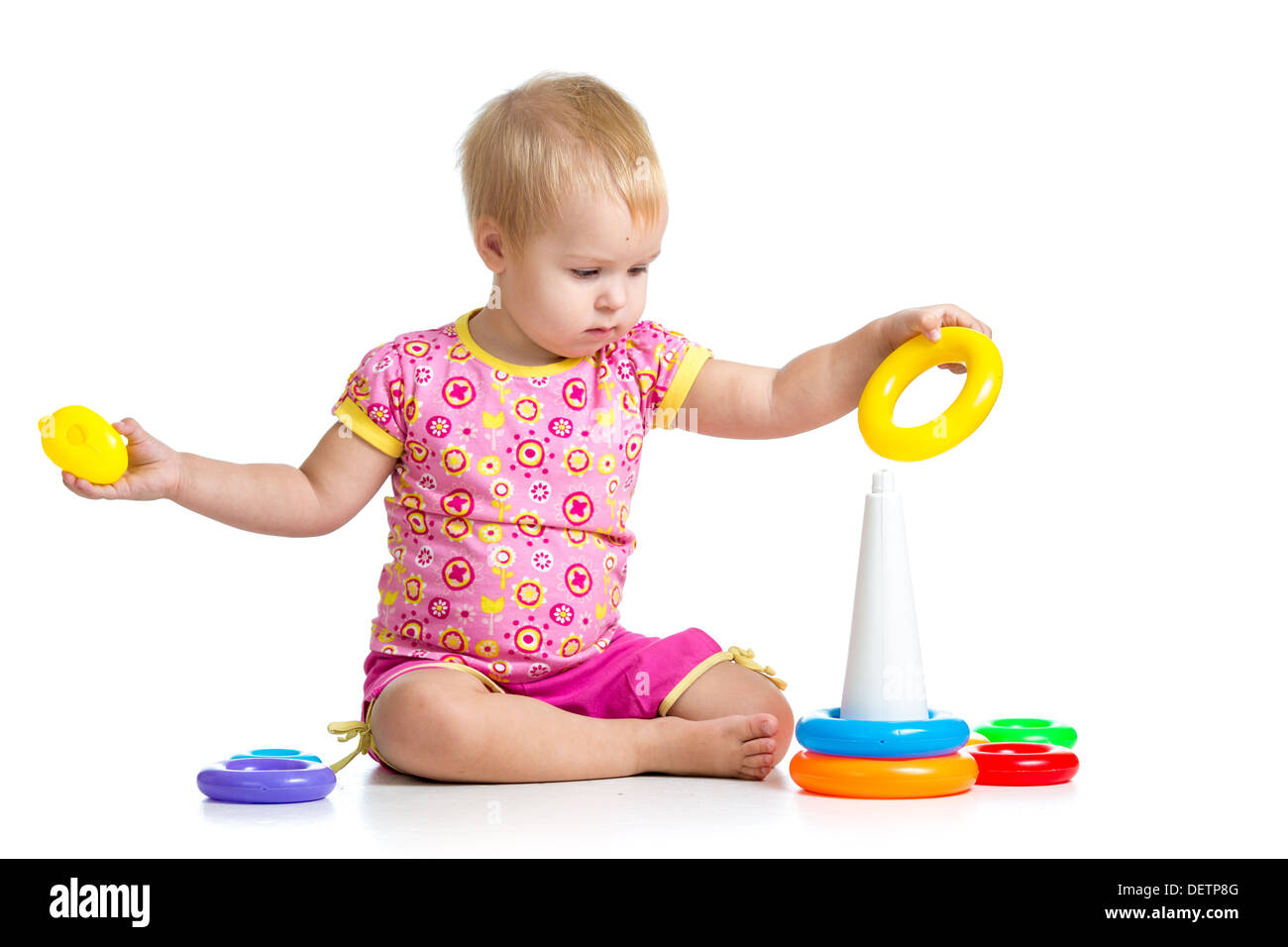 Kid girl playing toy pyramide Banque D'Images