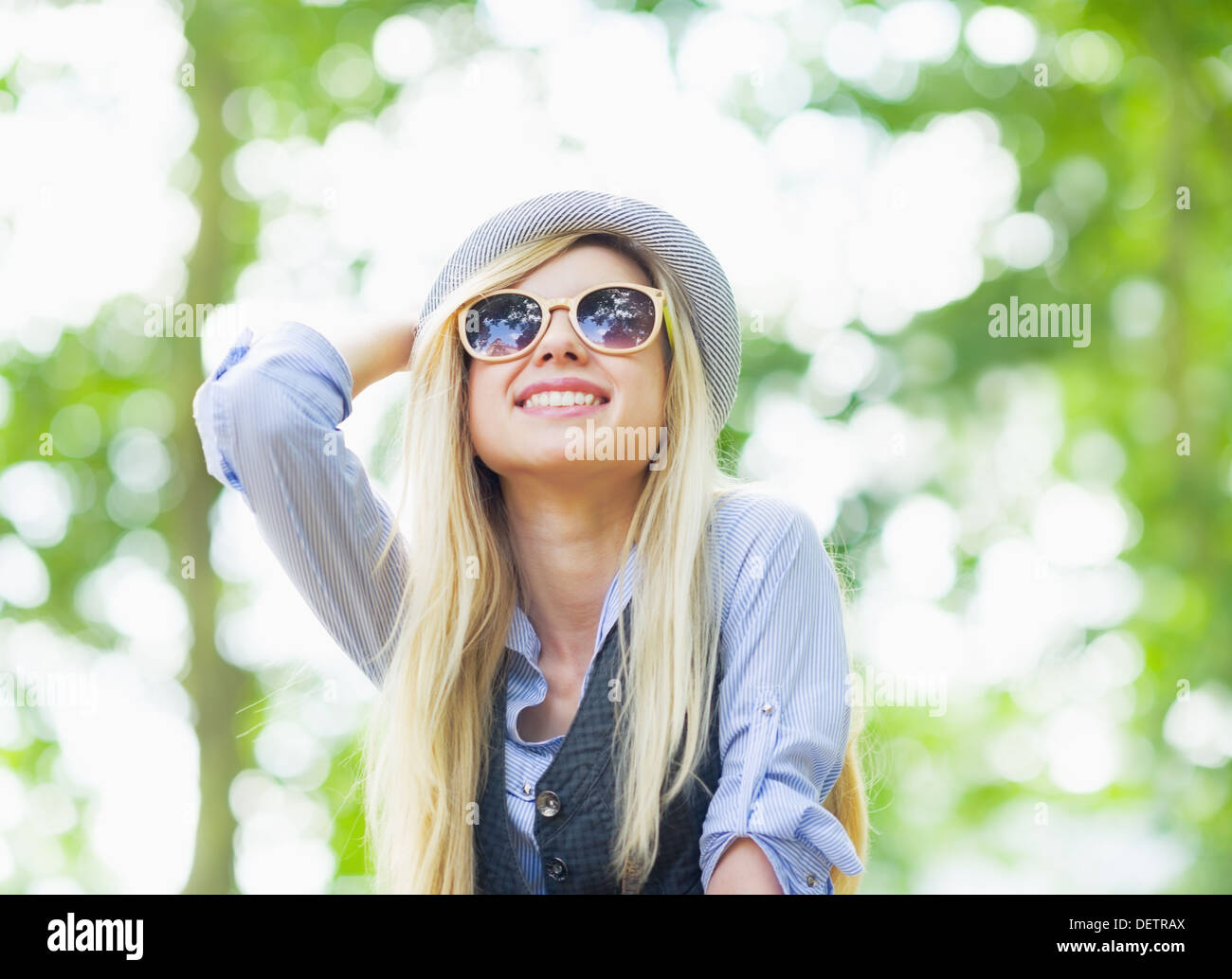 Hipster girl heureux joie dans le parc Banque D'Images