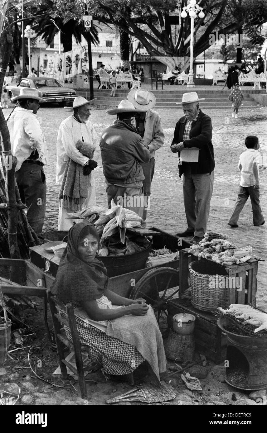 Femme indienne indigène autochtone vendant du maïs doux, 'maïs on the Cobs' dans un marché de la place du village, Chiapas Mexique 1973 HOMER SYKES Banque D'Images