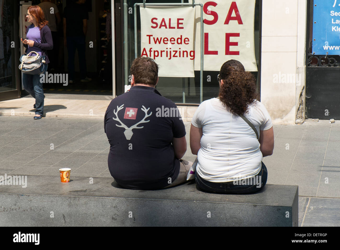 L'excès de graisse homme femme couple obèses siège assis Banque D'Images