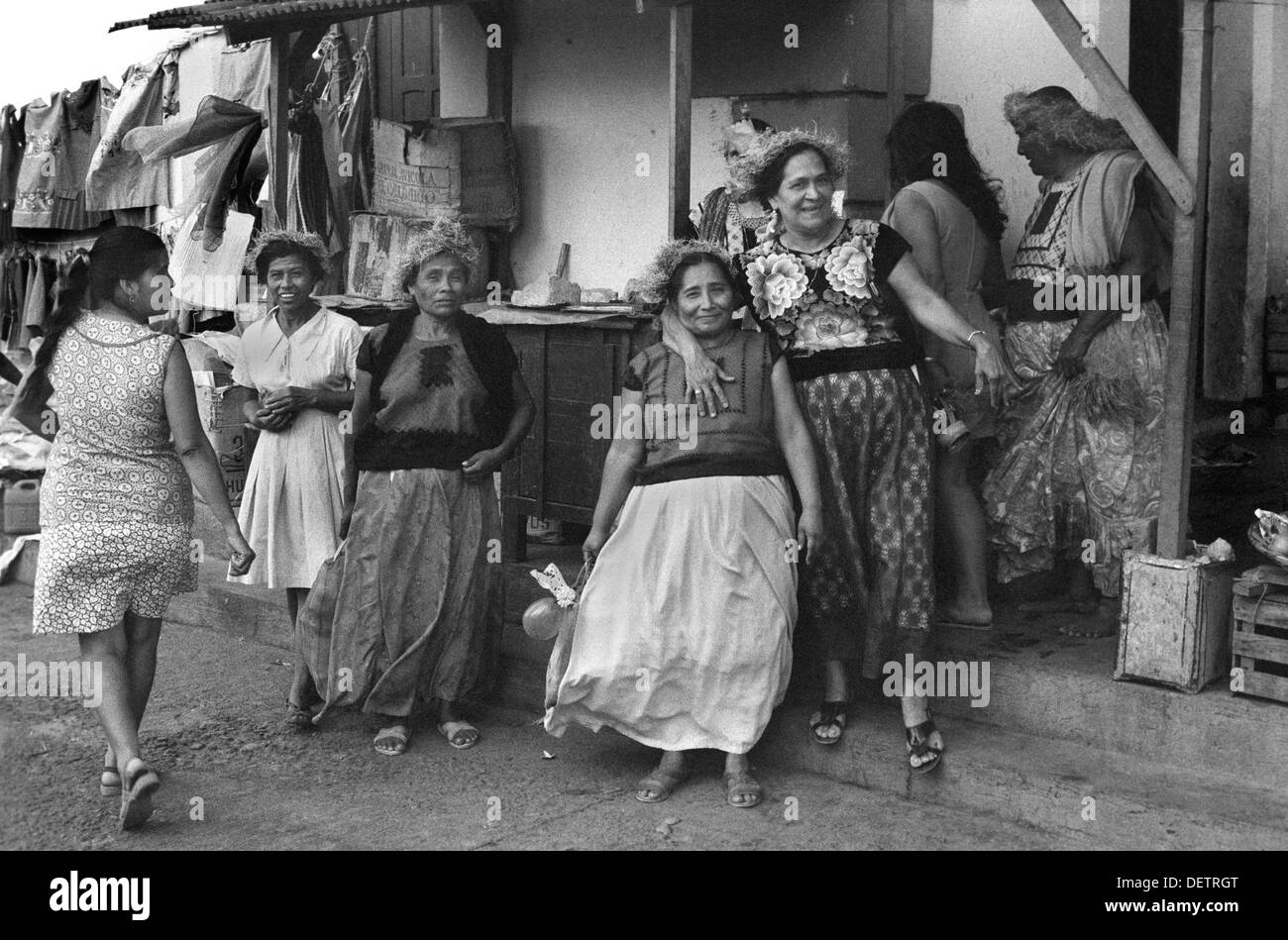 Les femmes mexicaines en vêtements traditionnels brodés Main Tehuantepec zapotèque de l'Oaxaca Huipil à célébrer fête du village en 1970 Tehuantepec Oaxaca. Mexique HOMER SYKES Banque D'Images