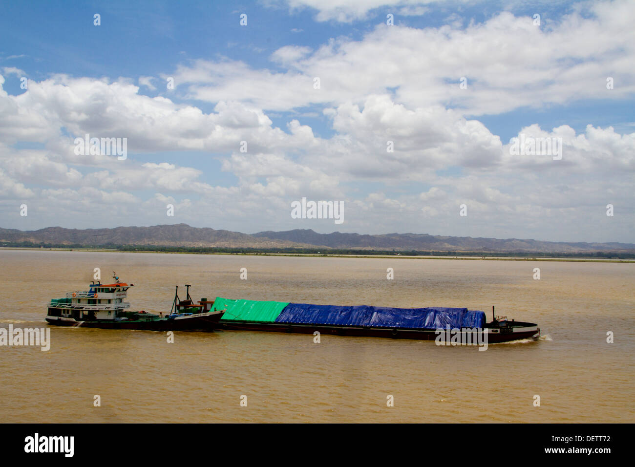 Une barge sur le fleuve Ayerarwady dans Old Bagan. Banque D'Images