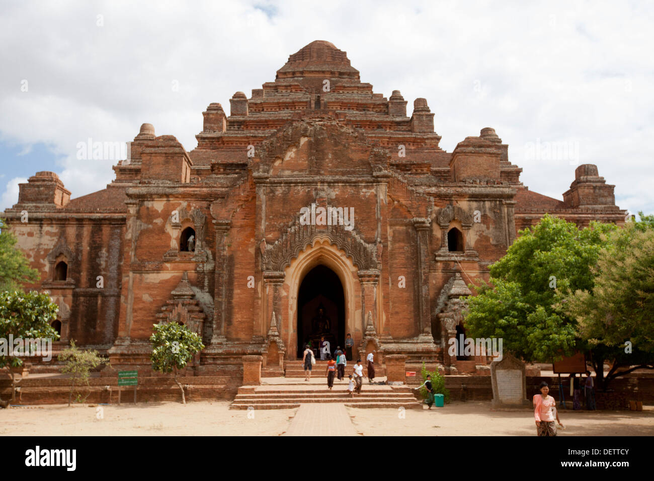 Les gens marchent à l'extérieur de Dhammayangyi Pahto dans la plaine centrale à Bagan, Birmanie. Banque D'Images