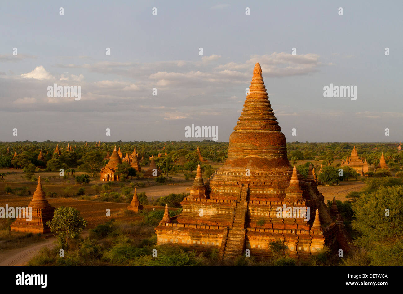 Un coucher de soleil vue depuis Buledi Temple dans la plaine centrale de Bagan, Birmanie. Banque D'Images
