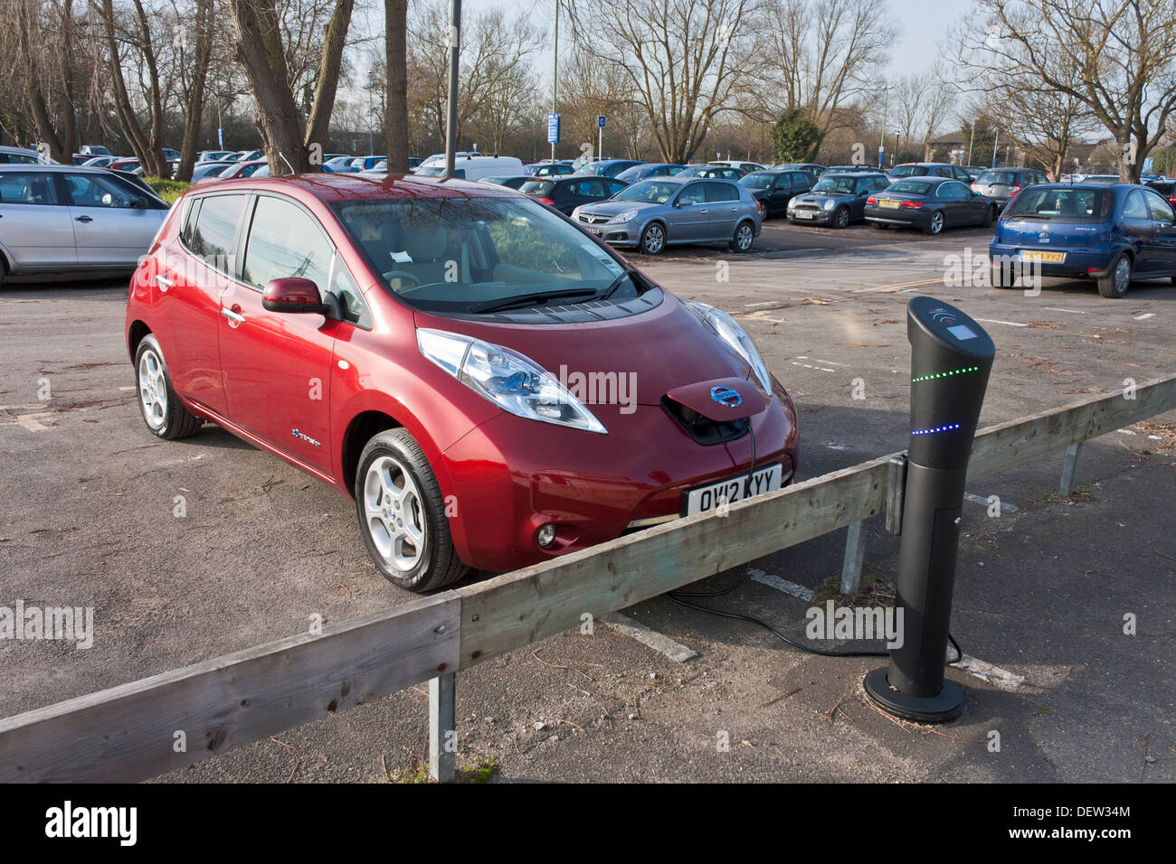 Une Nissan Leaf voiture étant facturé à une station de charge électrique. Banque D'Images