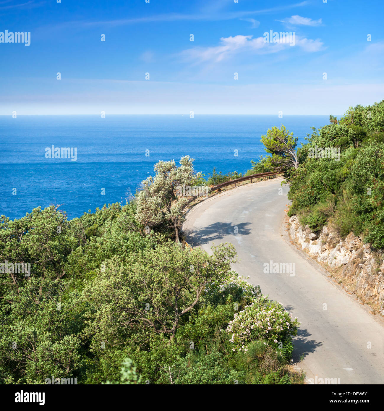 Route de montagne avec ciel bleu et de la mer sur un arrière-plan Banque D'Images