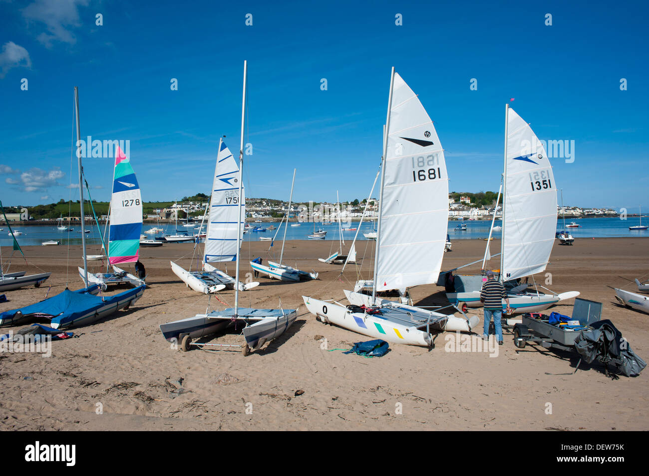 Bateaux à voile sur la plage à Instow, Devon, regardant sur Appedore Taw estuaire de Torridge England UK Banque D'Images