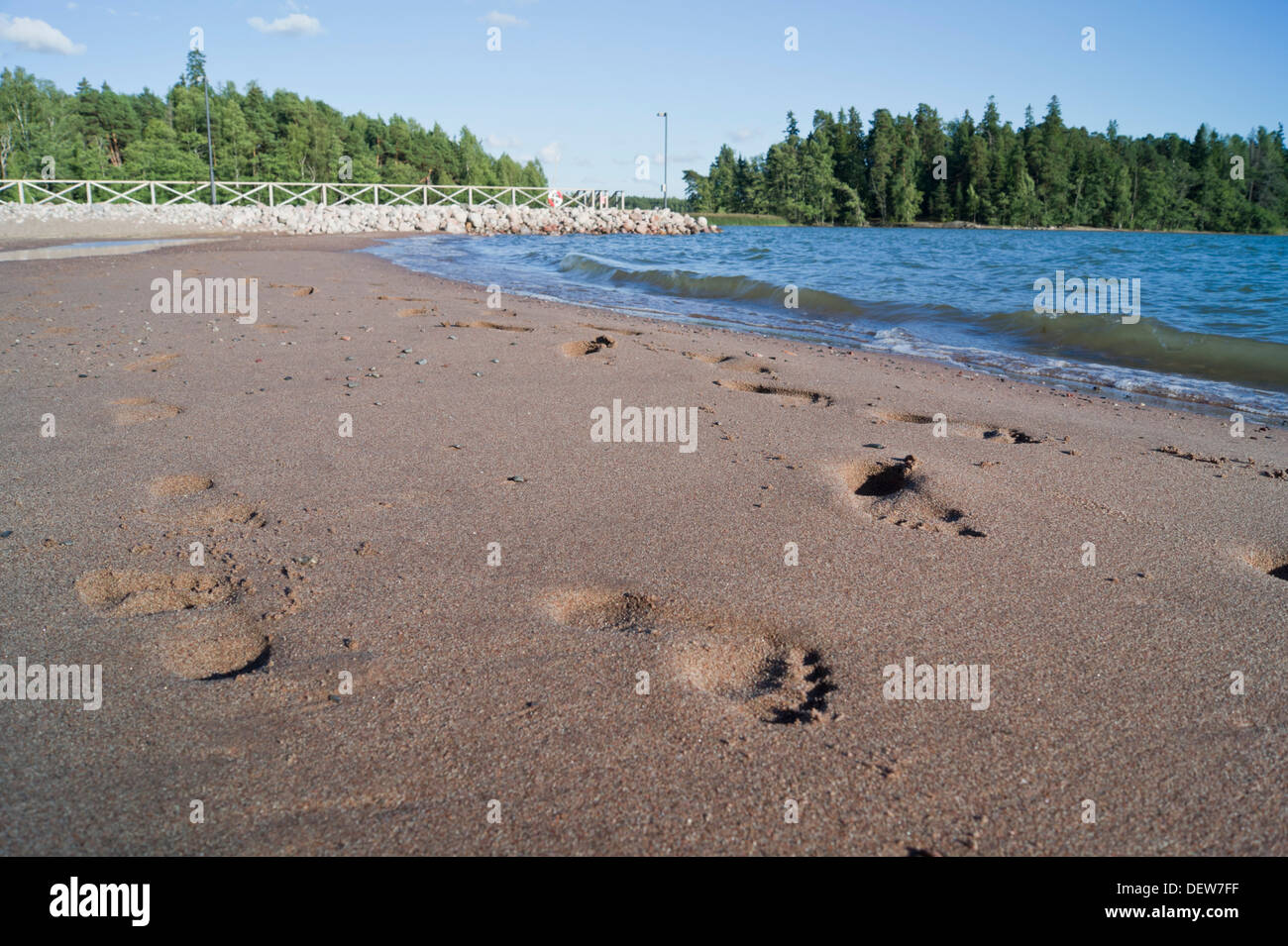 Des traces de pas dans le sable et jetée de natation Banque D'Images