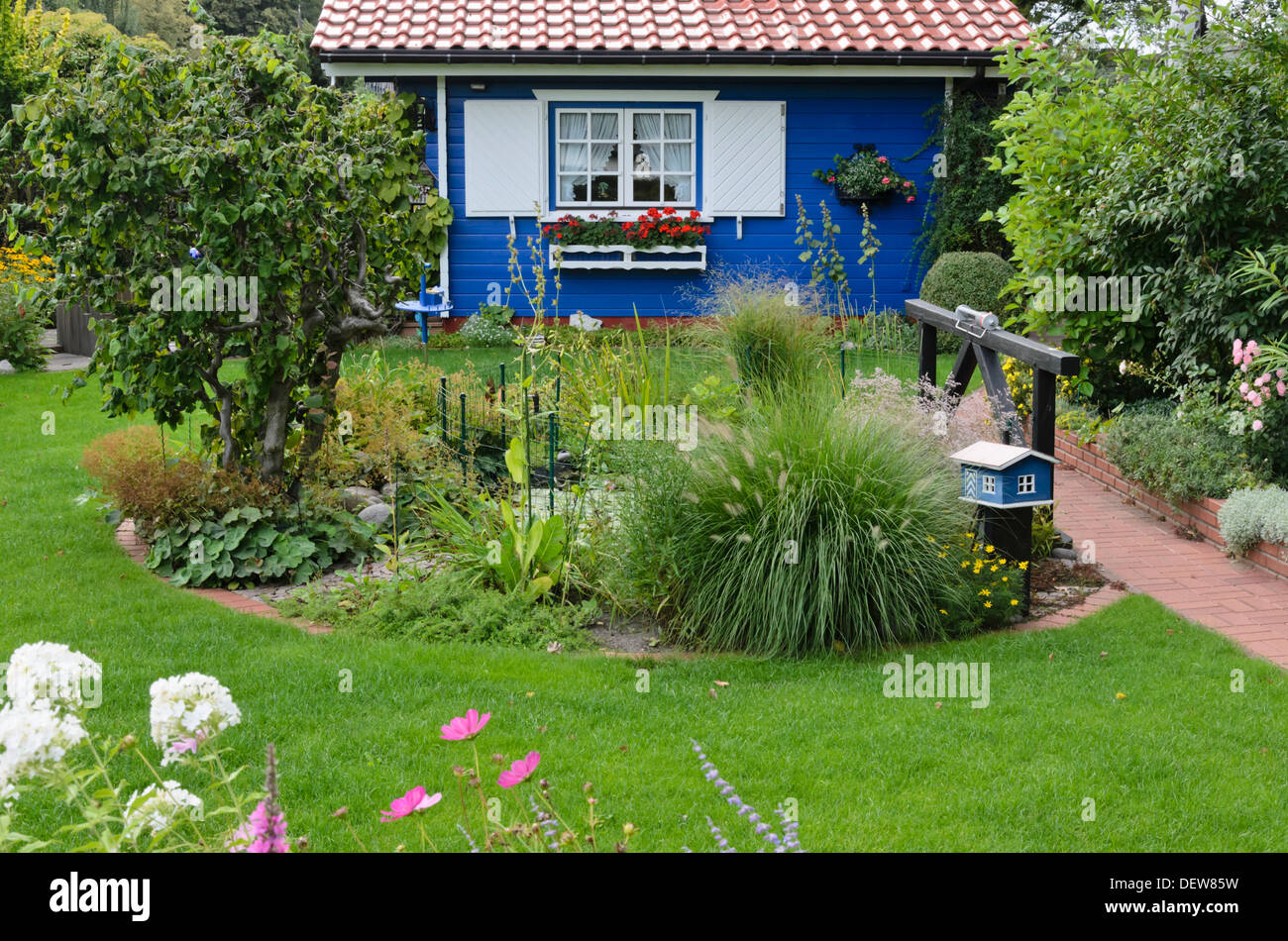 Jardin avec allotissement blue garden house Banque D'Images