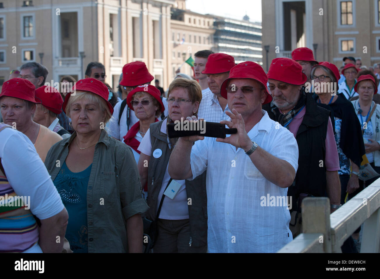 Pèlerins sur la Place Saint-Pierre dans l'audience du Pape François Banque D'Images