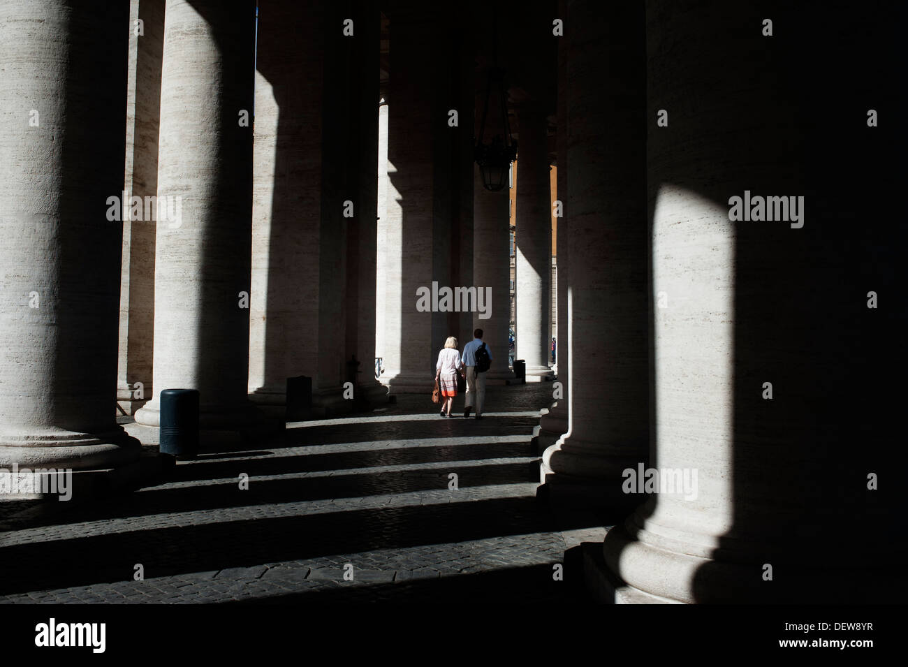 Couple à pied à St Peter's colonnades pour l'audience du Pape François Banque D'Images