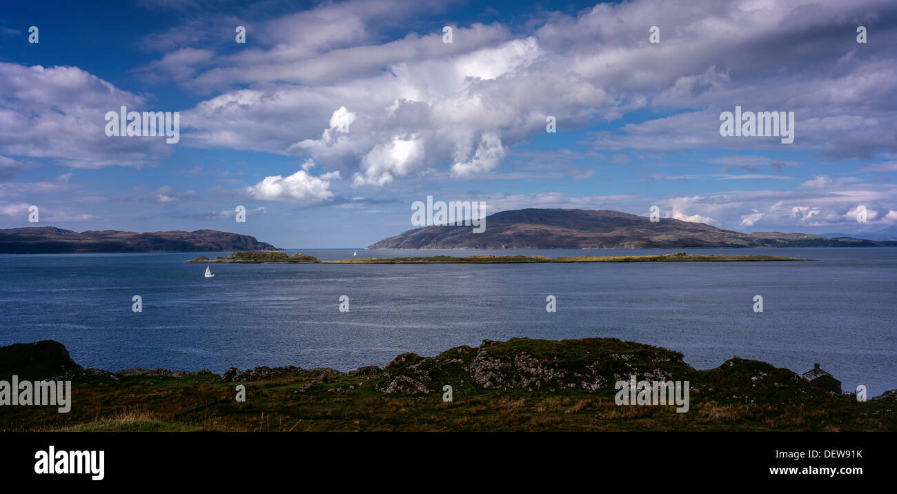 La recherche à travers son de Jura de Craignish pointent vers le golfe de Corryvrecken Côte ouest de l'Ecosse UK avec yacht. Banque D'Images