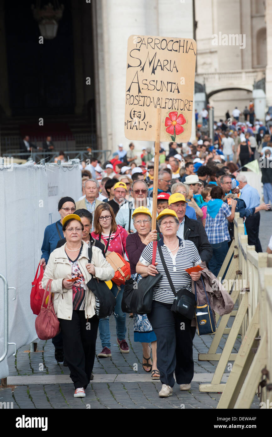 Pèlerins sur la Place Saint-Pierre dans l'audience du Pape François Banque D'Images