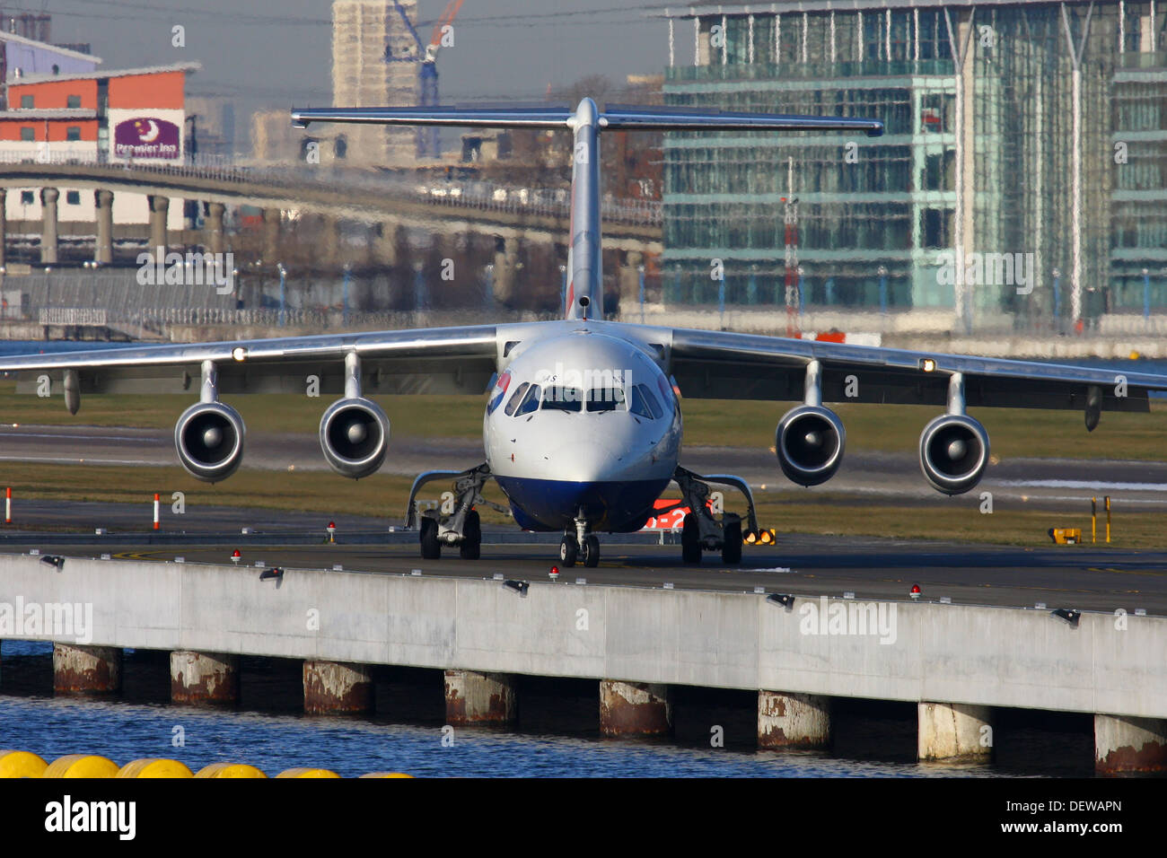 British Airways à réaction Avro l'imposition dans l'aéroport de London City Banque D'Images