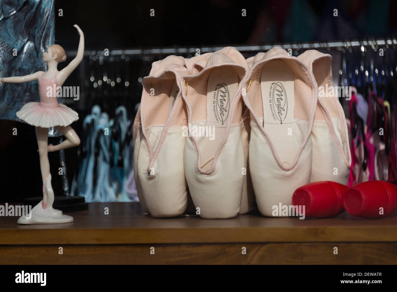 Chaussures de ballet affiché dans la fenêtre à Reims, France Banque D'Images