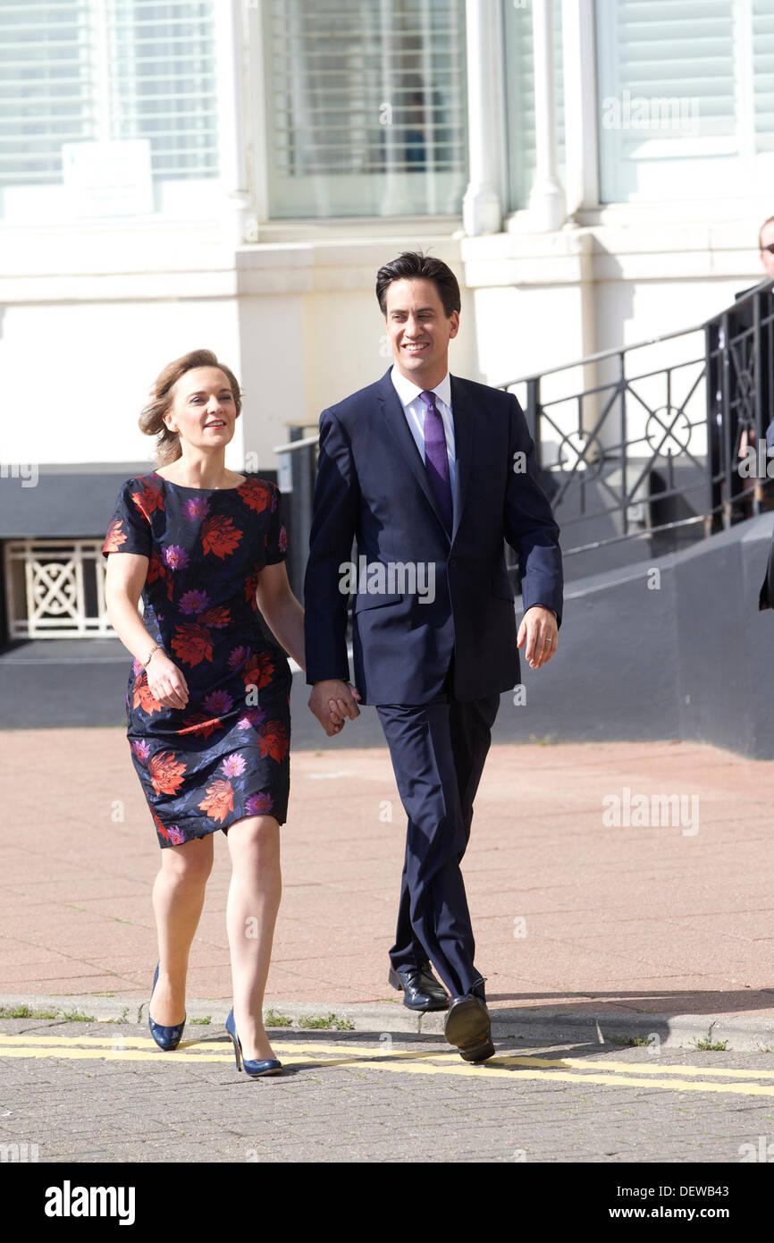 Brighton, UK . 24 août, 2013. Conférence du Parti travailliste 2013, Brighton, UK. 24.09.2013 Photo montre Leader du Parti travailliste Ed Miliband avec femme Justine arrivant à la conférence avant qu'il a prononcé son discours. Crédit : Jeff Gilbert/Alamy Live News Banque D'Images