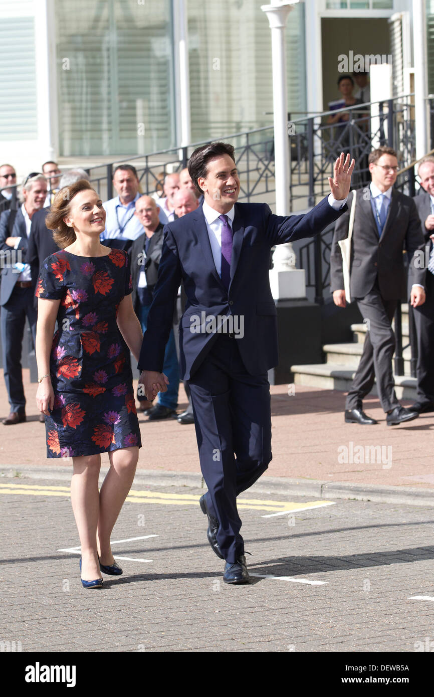 Brighton, UK . 24 août, 2013. Conférence du Parti travailliste 2013, Brighton, UK. 24.09.2013 Photo montre Leader du Parti travailliste Ed Miliband avec femme Justine arrivant à la conférence avant qu'il a prononcé son discours. Crédit : Jeff Gilbert/Alamy Live News Banque D'Images